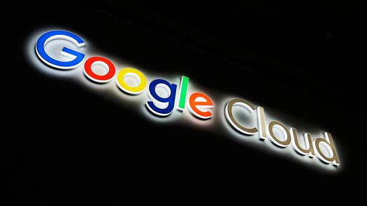 El ministro de Economía y Finanzas, Felipe Chapman, anunció la disponibilidad de hasta 10,000 becas para que panameños accedan a la plataforma de capacitación de Google, que incluye más de 700 cursos especializados en inteligencia artificial, análisis de datos, computación en la nube, ciberseguridad y liderazgo tecnológico.