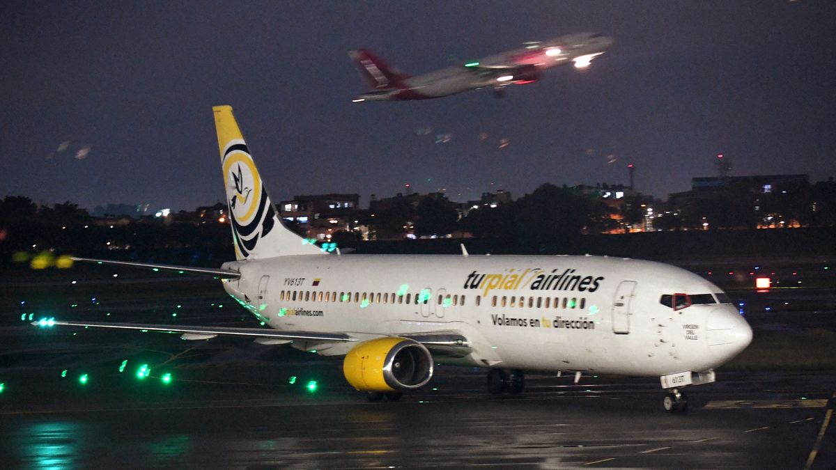 La aerolínea venezolana Turpial anunció este martes una ruta de vuelos directos a Panamá, saliendo y retornando a la ciudad de Valencia (norte), a partir del 15 de diciembre, tras la ola de cancelaciones de vuelos que dejó al país suramericano sin operaciones de aerolíneas extranjeras. La aerolínea venezolana Turpial anunció este martes una ruta de vuelos directos a Panamá, saliendo y retornando a la ciudad de Valencia (norte), a partir del 15 de diciembre, tras la ola de cancelaciones de vuelos que dejó al país suramericano sin operaciones de aerolíneas extranjeras.