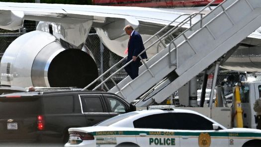 Trump comparece ante la justicia acusado de poner en peligro la seguridad de EEUU