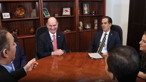 El Ministro de Economía y Finanzas, Felipe Chapman, se reunió con los presidentes de las cámaras de comercio de la zona aledaña a la mina de Donoso para escuchar, de primera fuente, cómo el cierre de la operación ha afectado a los comercios, los empleos y la economía de sus localidades.