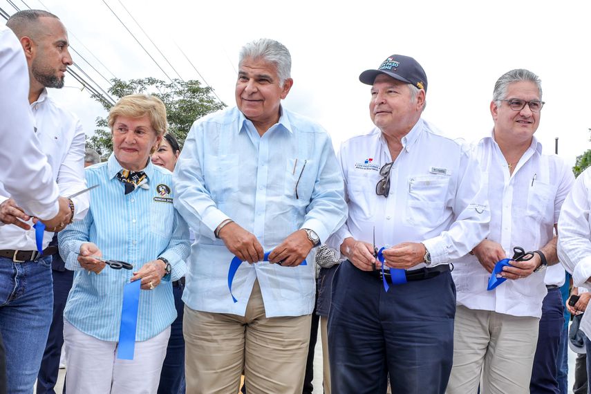 La expresidenta Mireya Moscoso acompañó a Mulino a sus ministros en la inauguración. La expresidenta Mireya Moscoso acompañó a Mulino a sus ministros en la inauguración.