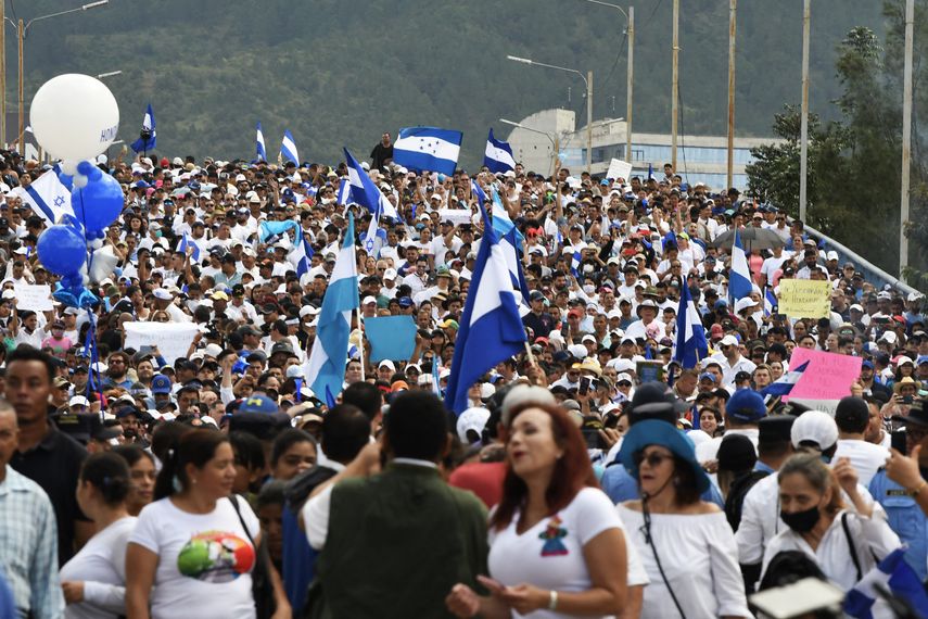 Miles de opositores protestaron el sábado en&nbsp;Honduras contra la presidenta Xiomara Castro. AFP