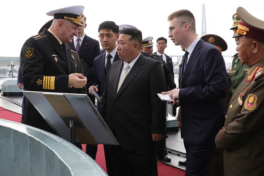 Kim Jong Un evalúa misiles junto al ministro de Defensa ruso
