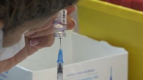 Ómicron lleva a los gobiernos a acelerar vacunación