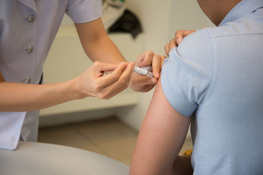La OMS estima incluso que si se tiene en cuenta la sobremortalidad vinculada al covid-19, directa e indirecta, el balance de la pandemia podría ser dos a tres veces más elevado que el registrado oficialmente.