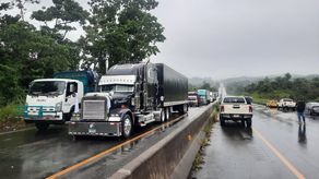 Una caravana con más de 200 vehículos cargados con más de 50 mil quintales de alimentos salió desde Tierras Altas para abastecer la ciudad capital, sin embargo grupos de la comarca Ngäbe-Buglé mantuvieron los cierres.