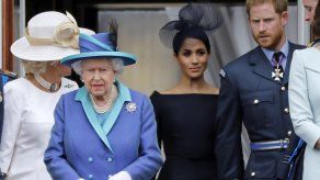 La reina pide una solución rápida tras conmoción por anuncio de Enrique y Meghan