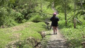 En este sector de Chiriquí, fueron apareciendo grietas que han dejado un pequeño espacio por donde solo pueden pasar personas a pie, en bicicleta o a caballo.