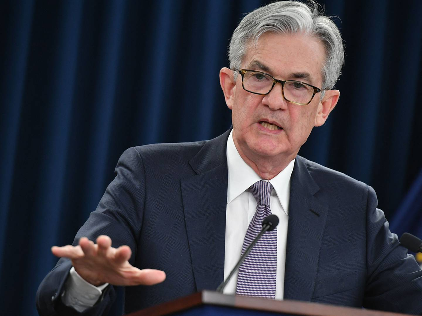La Bolsa de Nueva York bajó ligeramente el lunes tras la caída del viernes después de las declaraciones del presidente de Reserva Federal (La Fed), Jerome Powell, sobre las tasas de interés en Estados Unidos.