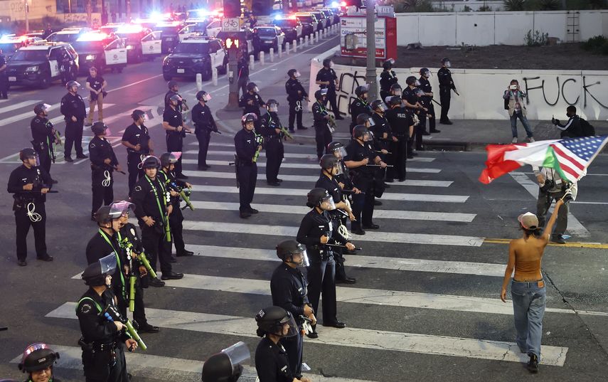 Nayomie Mendoza estaba acostumbrada a ver una fila de clientes formarse en su restaurante a la hora del almuerzo en el distrito de la moda de Los Ángeles. Pero las redadas migratorias de la administración de Donald Trump vaciaron sus mesas. Nayomie Mendoza estaba acostumbrada a ver una fila de clientes formarse en su restaurante a la hora del almuerzo en el distrito de la moda de Los Ángeles. Pero las redadas migratorias de la administración de Donald Trump vaciaron sus mesas.