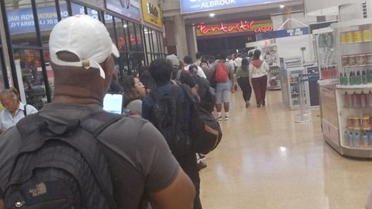 Usuarios realizaron largas filas debido al paro de transportistas. Usuarios realizaron largas filas debido al paro de transportistas.
