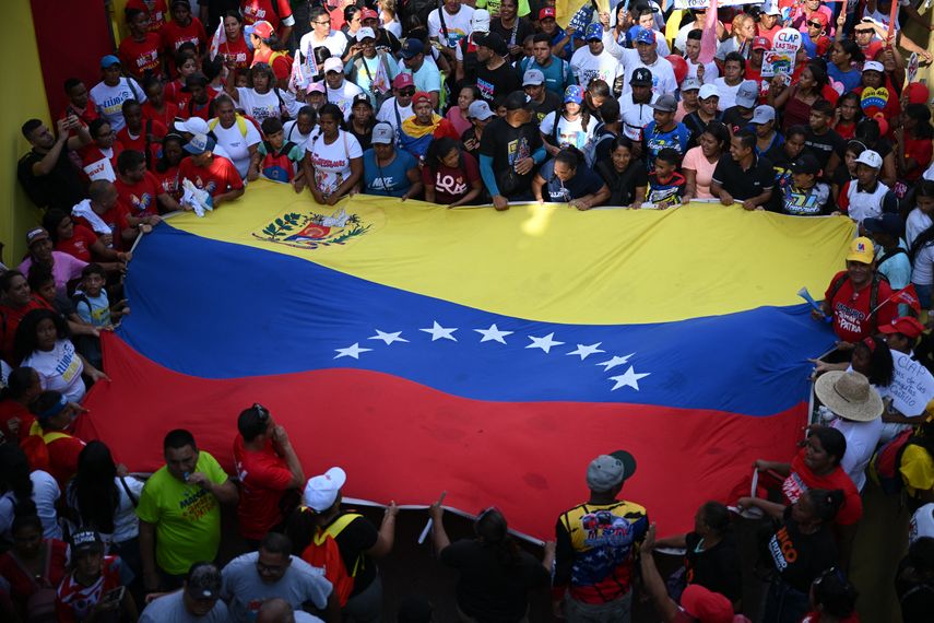 La campaña comenzó oficialmente el jueves de cara a las elecciones del 28 de julio en Venezuela: el presidente Nicolás Maduro, que aspira a un tercer mandato, encabezó un mitin en el petrolero estado Zulia antes de partir a Caracas. La campaña comenzó oficialmente el jueves de cara a las elecciones del 28 de julio en Venezuela: el presidente Nicolás Maduro, que aspira a un tercer mandato, encabezó un mitin en el petrolero estado Zulia antes de partir a Caracas.