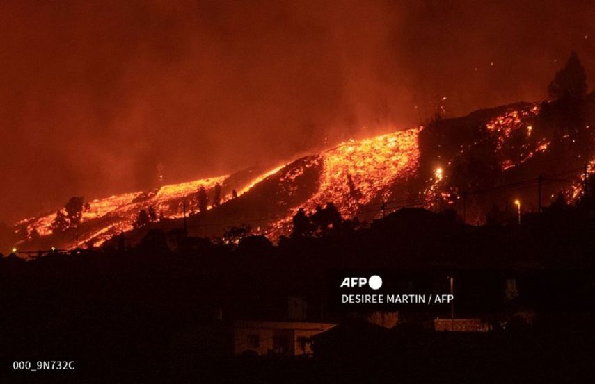 La lava del volcán Cumbre Vieja que entró el domingo en erupción en la isla de España de La Palma, en el turístico archipiélago de Canarias.