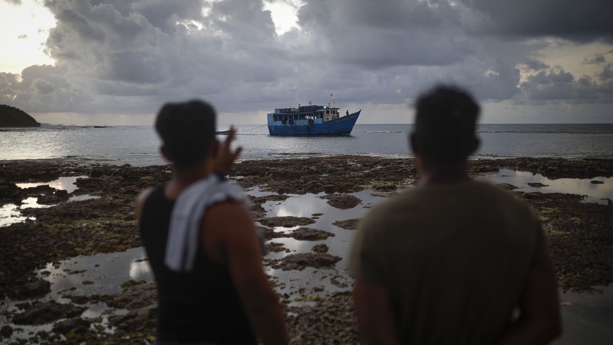 Al menos tres migrantes murieron (dos venezolanas y un colombiano) y otra de nacionalidad venezolana se encuentra en estado reservado tras el naufragio este martes de una embarcación con 16 personas a bordo en el Caribe panameño que se dirigía a Puerto Obaldía, zona fronteriza con Colombia. Al menos tres migrantes murieron (dos venezolanas y un colombiano) y otra de nacionalidad venezolana se encuentra en estado reservado tras el naufragio este martes de una embarcación con 16 personas a bordo en el Caribe panameño que se dirigía a Puerto Obaldía, zona fronteriza con Colombia.