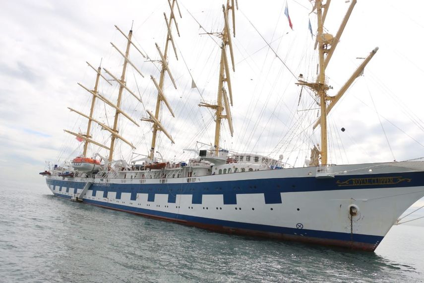 El administrador general de la Autoridad de Turismo de Panamá (ATP), Iván Eskildsen, entregó, este sábado, un certificado de reconocimiento a la compañía de la línea de cruceros Star Clippers por sus 15 años realizando viajes a Panamá.
