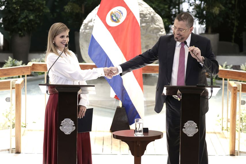 El mandatario de Costa Rica, Rodrigo Chaves, anunció este miércoles el nombramiento de la presidenta electa, Laura Fernández, como ministra de la Presidencia para agilizar una transición 