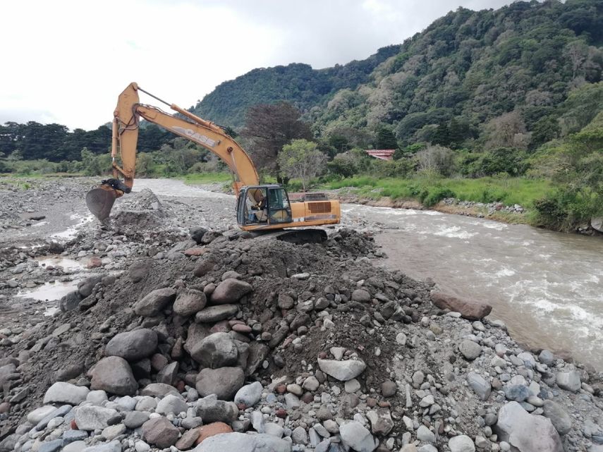 MOP realiza dragado en Río Chiriquí Viejo