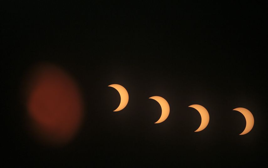 Una "Luna de sangre" iluminará el cielo nocturno del jueves a causa de un eclipse total, un espectáculo celeste poco frecuente que estará seguido, semanas después, de un eclipse parcial de Sol. Una "Luna de sangre" iluminará el cielo nocturno del jueves a causa de un eclipse total, un espectáculo celeste poco frecuente que estará seguido, semanas después, de un eclipse parcial de Sol.