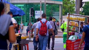 Trabajadores se enfrentan a situaciones difíciles en su entorno laboral.