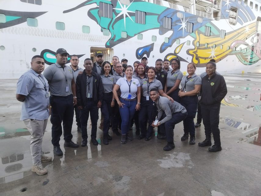 Panamá recibió este jueves, un grupo de 1,009 pasajeros desembarcaron en el país en el crucero Norwegian Jewel.