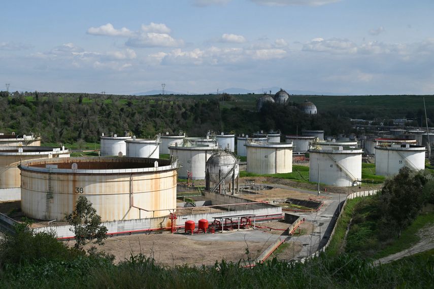 El precio del petróleo se disparó este jueves después de que Irán atacó la mayor planta de gas natural licuado de Catar y refinerías en Arabia Saudita y Kuwait, lo que agrava los temores de que la guerra derive en una crisis energética global.