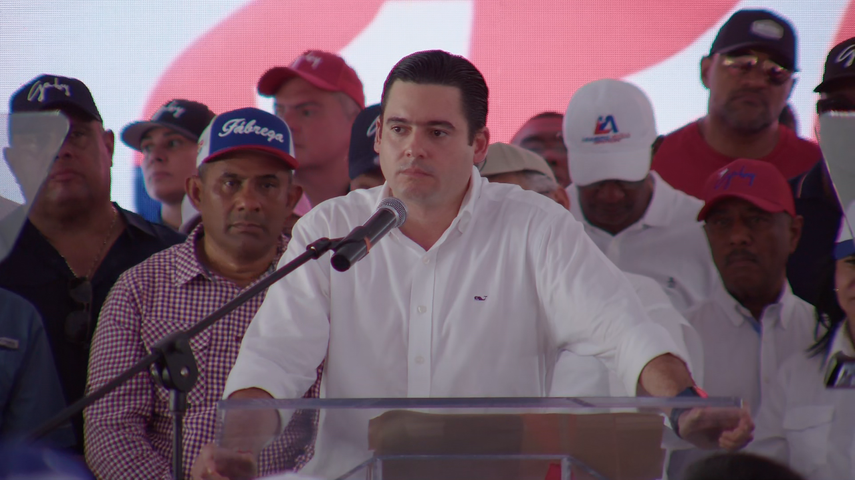 Carrizo inscribe su precandidatura presidencial en el PRD.