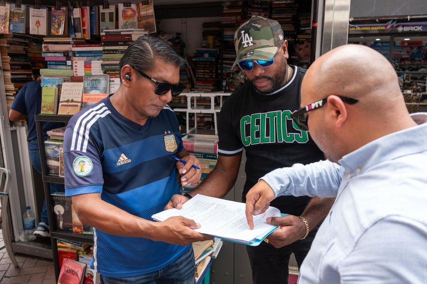 Los primeros ocho cubículos fueron entregados a los microempresarios. Los primeros ocho cubículos fueron entregados a los microempresarios.