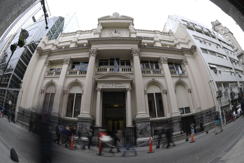 Argentina aumenta la tasa de interés de 91% a 97%