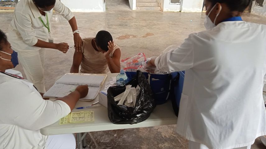 Minsa vacuna a jóvenes de centro de cumplimiento