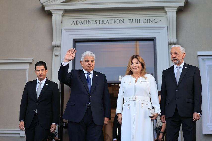 El secretario de Estado de Estados Unidos, Antony Blinken, aseguró este jueves que la soberanía panameña sobre el Canal de Panamá "no va a cambiar", a pesar de la amenaza del presidente electo, Donald Trump, de recuperar el control estadounidense de la vía interoceánica. El secretario de Estado de Estados Unidos, Antony Blinken, aseguró este jueves que la soberanía panameña sobre el Canal de Panamá "no va a cambiar", a pesar de la amenaza del presidente electo, Donald Trump, de recuperar el control estadounidense de la vía interoceánica.