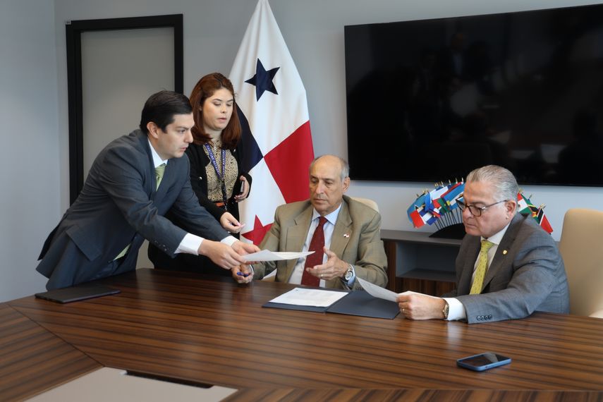 Contralor Anel Flores entrega notificación de auditoría de Panama Ports a la AMP