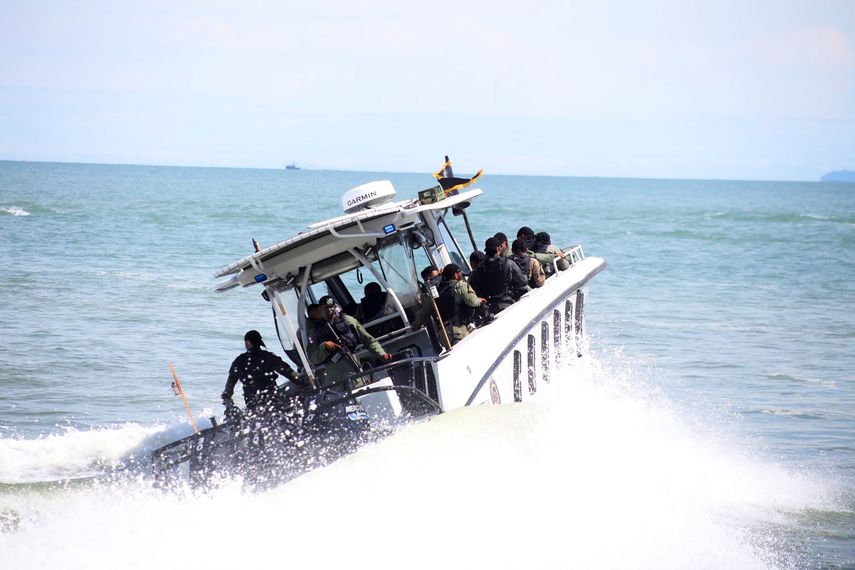 Rescatan en el Caribe colombiano a 41 migrantes asiáticos que viajaban a Panamá