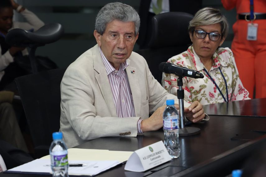 El viceministro de Ordenamiento Territorial (Miviot), José Batista, participó en la Comisión de Infraestructura Pública y Asuntos del Canal de la Asamblea Nacional, para aportar elementos técnicos urbanísticos sobre las construcciones de barriadas y sus áreas de servidumbres.