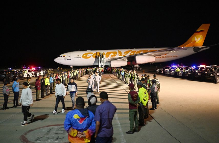 Una jueza federal de Estados Unidos (EEUU) frenó el intento de la Administración de Donald Trump de poner fin al programa migratorio conocido como 'parole humanitario' que protege a cerca de 530.000 venezolanos, cubanos, nicaragüenses y haitianos de su deportación. Una jueza federal de Estados Unidos (EEUU) frenó el intento de la Administración de Donald Trump de poner fin al programa migratorio conocido como 'parole humanitario' que protege a cerca de 530.000 venezolanos, cubanos, nicaragüenses y haitianos de su deportación.