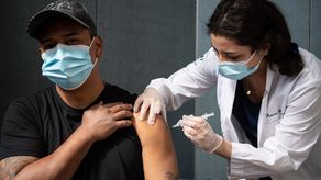 Bajos índices de vacunación anticovid y de testeo provocan cóctel tóxico