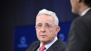 Justicia de Colombia ordena libertad a expresidente Uribe mientras apela condena