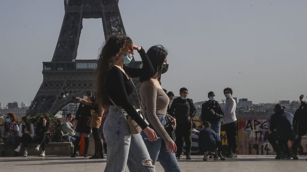 Francia detecta caso de ómicron en región parisina