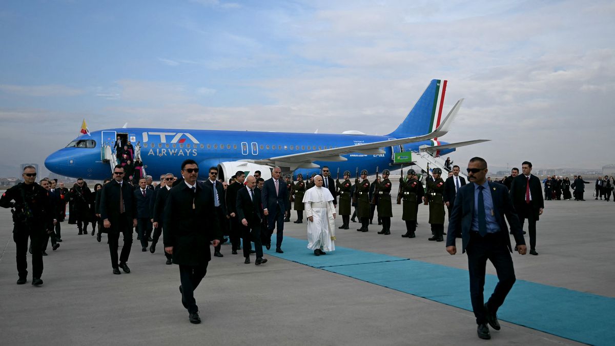 El papa León XIV llegó este jueves a Turquía para una visita de cuatro días, el primer viaje al extranjero de su pontificado, que incluirá una segunda etapa en Líbano tras sendas reuniones con el presidente Recep Tayyip Erdogan y líderes cristianos. El papa León XIV llegó este jueves a Turquía para una visita de cuatro días, el primer viaje al extranjero de su pontificado, que incluirá una segunda etapa en Líbano tras sendas reuniones con el presidente Recep Tayyip Erdogan y líderes cristianos.