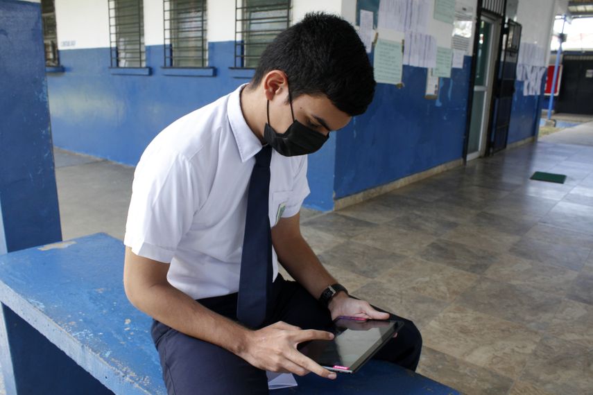 Las escuelas que no están conectadas a internet son aquellas que se encuentran en áreas de difícil acceso, zonas comarcales y se trabaja con la AIG haciendo análisis, estudios y presupuesto para llevar hasta esos lugares internet satelital, señala Meduca.