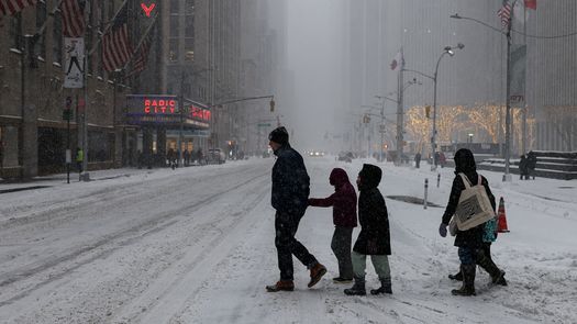 Una gran tormenta invernal que avanza este lunes por gran parte de Estados Unidos dejó al menos 10 muertos y provocó suspensiones de vuelos, apagones y llamados permanecer en casa por precaución.