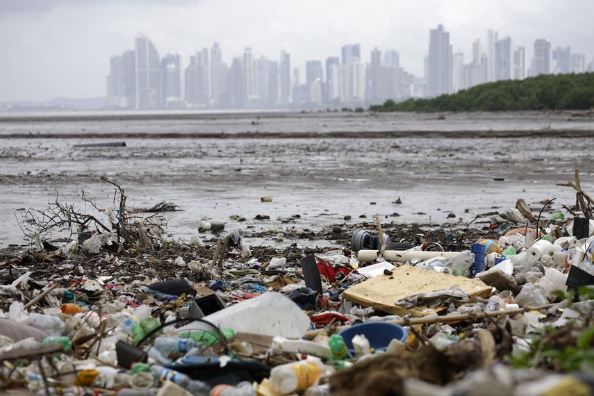 La prohibición de la utilización de plásticos de un solo uso en las áreas protegidas de Panamá entra en vigor este 1 de enero