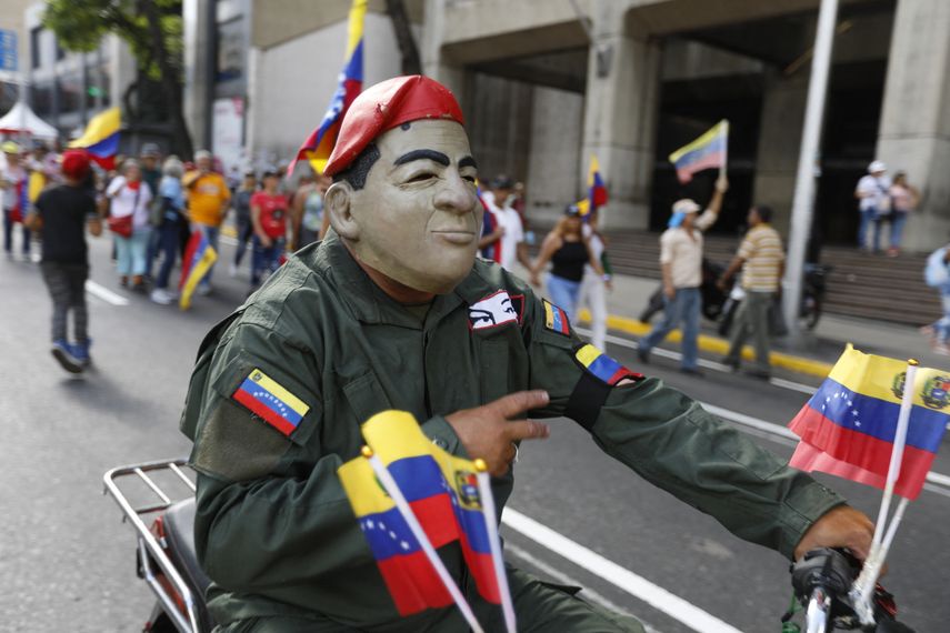 El canciller de Panamá, Javier Martínez-Acha, dijo este viernes a EFE que espera que en Venezuela se cumpla la democracia y el mandato que el pueblo venezolano "decidió internamente". El canciller de Panamá, Javier Martínez-Acha, dijo este viernes a EFE que espera que en Venezuela se cumpla la democracia y el mandato que el pueblo venezolano "decidió internamente".