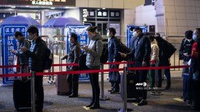 Miles de pasajeros abandonan Wuhan tras el fin del confinamiento