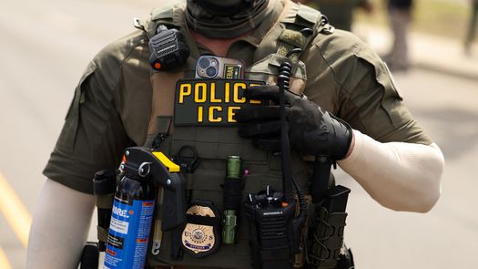 Los planes para dotar a los agentes de migraciones de Estados Unidos con guantes capaces de propinar descargas eléctricas aumentan la preocupación por posibles abusos de parte de un cuerpo que, según sus críticos, actúa con celo excesivo y carece de la formación adecuada. Los planes para dotar a los agentes de migraciones de Estados Unidos con guantes capaces de propinar descargas eléctricas aumentan la preocupación por posibles abusos de parte de un cuerpo que, según sus críticos, actúa con celo excesivo y carece de la formación adecuada.