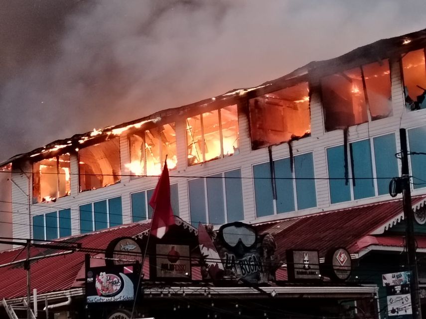 Incendio destruye locales comerciales en Bocas del Toro