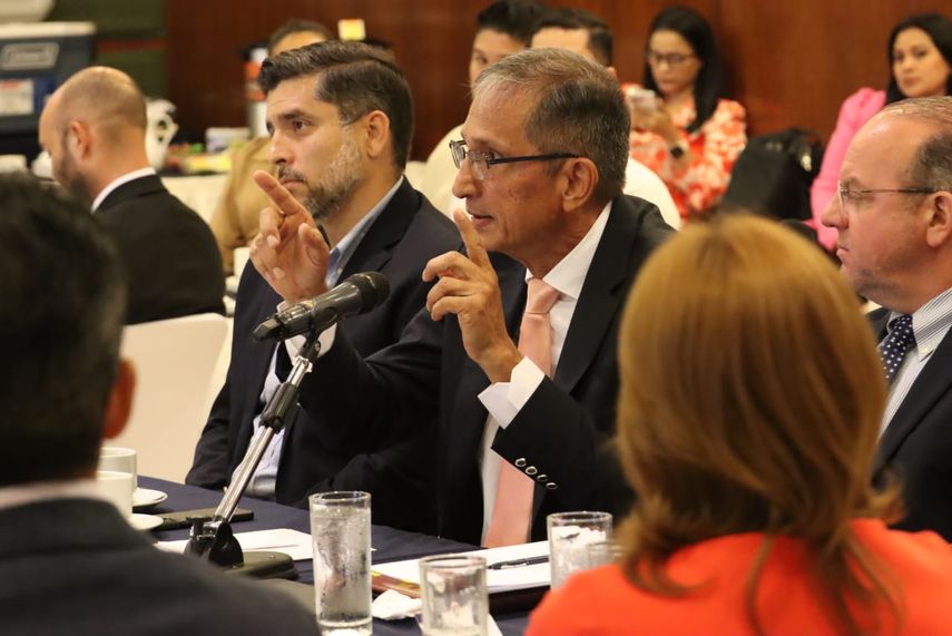 “La inversión de la empresa privada es el motor de la economía de un país y el Gobierno es el facilitador”, con estas frases inició su intervención, el ministro de Vivienda y Ordenamiento Territorial (Miviot), Jaime A. Jované C., ante la Junta Directiva ampliada de la Cámara de Comercio, Industrias y Agricultura de Panamá (CCIAP). “La inversión de la empresa privada es el motor de la economía de un país y el Gobierno es el facilitador”, con estas frases inició su intervención, el ministro de Vivienda y Ordenamiento Territorial (Miviot), Jaime A. Jované C., ante la Junta Directiva ampliada de la Cámara de Comercio, Industrias y Agricultura de Panamá (CCIAP).