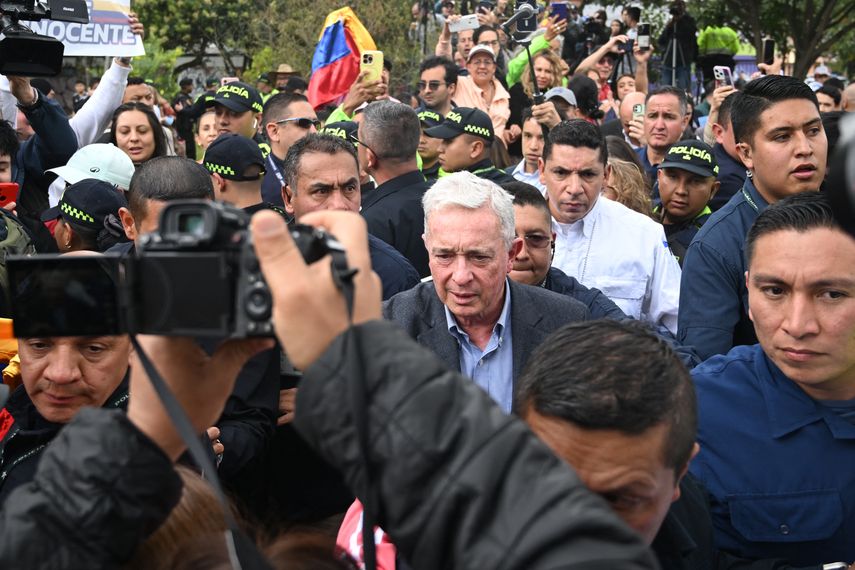 Corte de Colombia ratifica libertad de expresidente Uribe mientras apela condena
