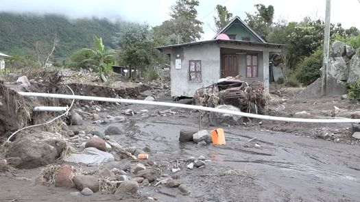 En Buena Vista en Paso Ancho de Volcán, Tierras Altas, la quebrada La Bruja se salió de su cauce y pasó en medio de las casas.