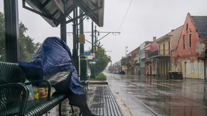 Huracán Nicholas toca tierra en Texas con amenaza de inundaciones