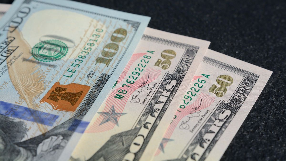 El Ministerio de Economía y Finanzas (MEF) informó que la más reciente subasta de Letras del Tesoro a 12 meses registró una demanda de USD297.07 millones, una cifra que superó en más de dos veces el monto adjudicado durante la primera vuelta. El Ministerio de Economía y Finanzas (MEF) informó que la más reciente subasta de Letras del Tesoro a 12 meses registró una demanda de USD297.07 millones, una cifra que superó en más de dos veces el monto adjudicado durante la primera vuelta.